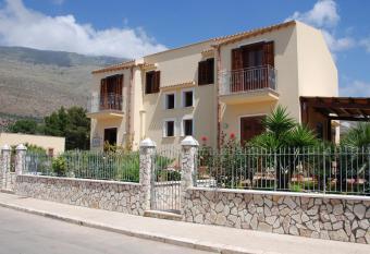 Aurora Castelluzzo has Balcony rooms