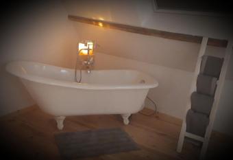 Le nid douillet allows 18 year olds to book a room