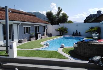 Petite maison allows 18 year olds to book a room