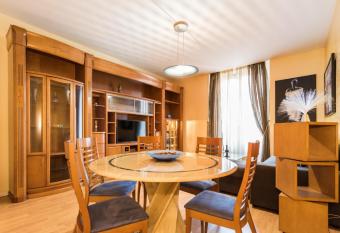 M&F FUENCARRAL has rooms with a private hot tub