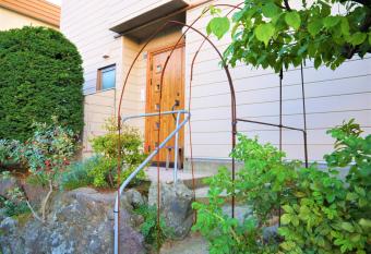 Minpaku Mon allows 18 year olds to book a room