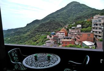 Night Sea Homestay has Balcony rooms
