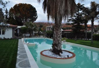 Agrihotel Croce Vallone has rooms with a private hot tub