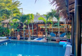 Harmony Naturist Resort Rawai Phuket 18yr minimum age only nudist nake d FKK allows 18 year olds to book a room