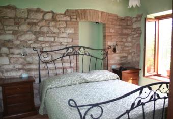 Agriturismo Il Casale has rooms with a private hot tub