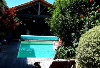 Buky Palace has Balcony rooms