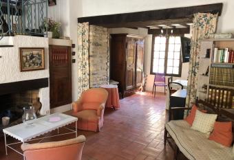 Maison en pierres 128m2 proche Sommi  res Terrasse Patio has rooms with a private hot tub