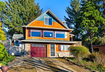 Seal Rock Getaway has Balcony rooms