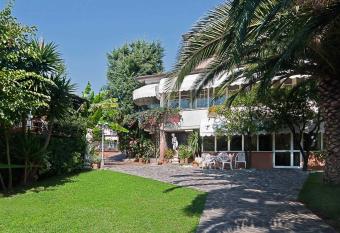 La Chandelle has Balcony rooms