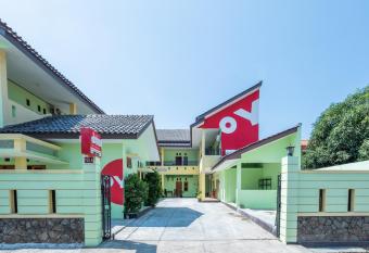 OYO 1399 Cemara Residence Syariah allows 18 year olds to book a room