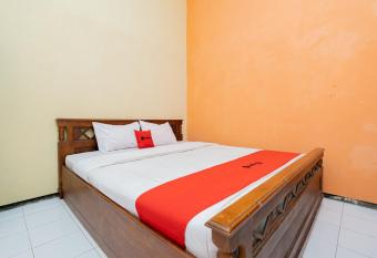 RedDoorz Syariah at Jalan Sunan Giri Tuban allows 18 year olds to book a room