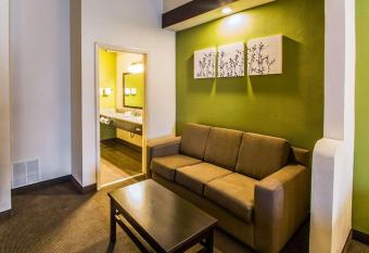 Sleep Inn & Suites Orlando International Airport has rooms with a private hot tub