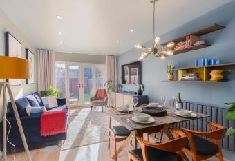 Castle Townhouse Kenilworth - Private Parking - 24 Hr Gym Access - Town Centre allows 18 year olds to book a room