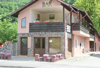 Casa Luminita has Balcony rooms