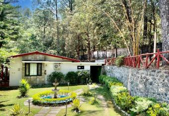 Sea Hawk Hill Resort-A Luxury Boutique Resort, 20 Km from Nainital has rooms with a private hot tub