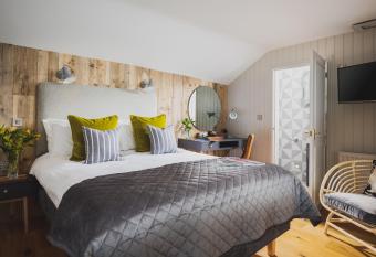 Victoria Inn allows 18 year olds to book a room