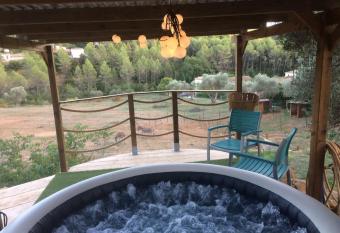 S  jour Baln  o Atypique, piscine chauff  e toute l ann  e, jacuzzi,sauna,loisirs nature has rooms with a private hot tub