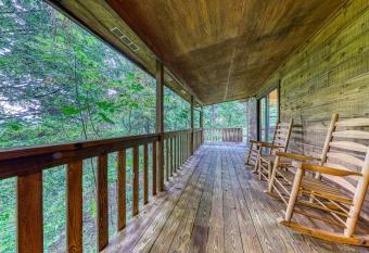 Smoky Bear Hideout has Balcony rooms