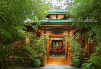 Volcano Rainforest Retreat has rooms with a private hot tub