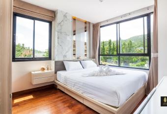 The Lago Naiharn by Sala Estate has Balcony rooms