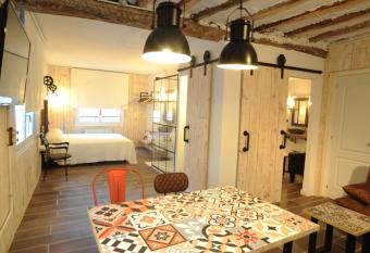 Lombera Apartamentos allows 18 year olds to book a room