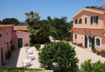 Agriturismo Limoneto allows 18 year olds to book a room