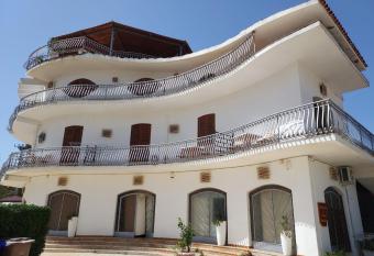 Arenella Beach Rooms allows 18 year olds to book a room