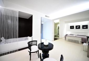 Hotel Royal Paestum has rooms with a private hot tub