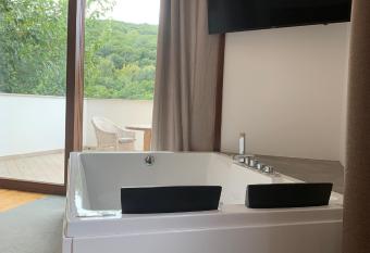 Al bosco incantato has rooms with a private hot tub