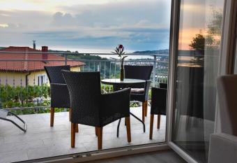 Apartma med oljkami - Portoro   has Balcony rooms