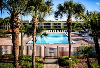 Seralago Hotel & Suites Main Gate East allows 18 year olds to book a room