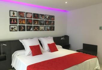 Hotel Ronda Nuevo has rooms with a private hot tub