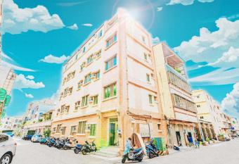 Tainan Da Ren Ju allows 18 year olds to book a room