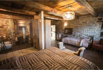 La Locanda Della Campanara has rooms with a private hot tub