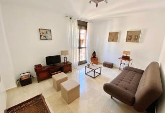 Apartamento Plaza Espa  a Las Rozas allows 18 year olds to book a room