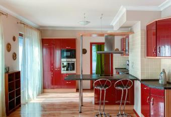 Penthouse Am Goethepark - Apartments & Suites Weimar has rooms with a private hot tub