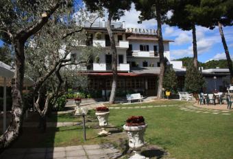 Hotel Ristorante La Bilancia has Balcony rooms