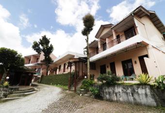 Villa Keluarga Bre Batunanggar allows 18 year olds to book a room