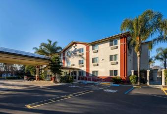Comfort Inn Gilroy allows 18 year olds to book a room