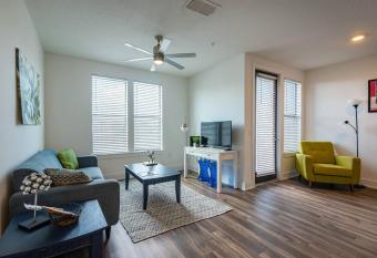 Frontdesk NoHo Flats at North Hyde Park Apts Tampa allows 18 year olds to book a room