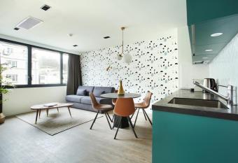 YAYS Paris Issy allows 18 year olds to book a room