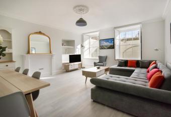 Very large 2 bedroom Clifton flat with free parking allows 18 year olds to book a room