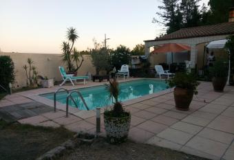 Chez Mamiyo allows 18 year olds to book a room