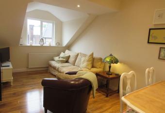 Apartment 5 - two bedroom luxury apartment close to town, mainline rail & theatre stylish and comfortable allows 18 year olds to book a room