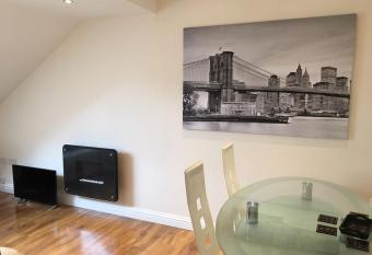 Apartment 4 - striking, 2 bedroom luxury apartment - close to town, mainline rail & theatre allows 18 year olds to book a room