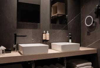 MY HOTEL MALMEDY has rooms with a private hot tub