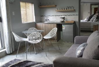 Elephant Bush Guest Cottage allows 18 year olds to book a room