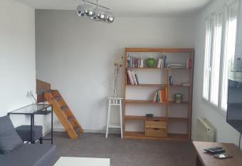 Duplex    5 min a  roport Orly - 15 min Paris allows 18 year olds to book a room