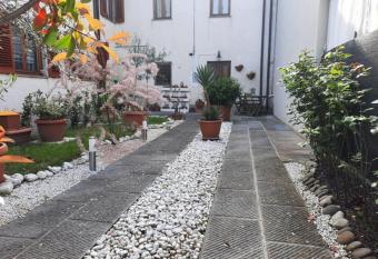 N. & A. Sweet Home has Balcony rooms