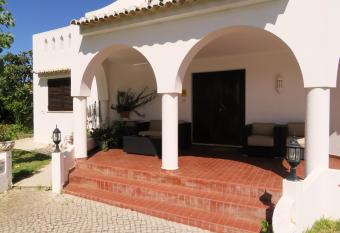 Villa Alcaide allows 18 year olds to book a room